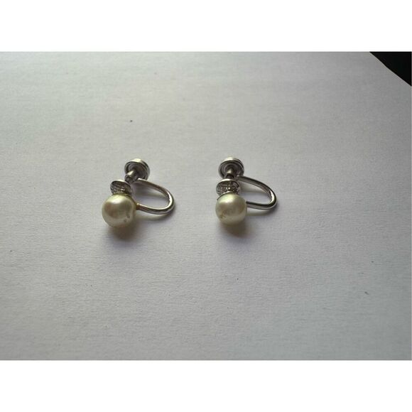 90s Vintage Womens Pearly White Twist On Huggie Stud Earrings Feminine Dainty - Picture 2 of 5